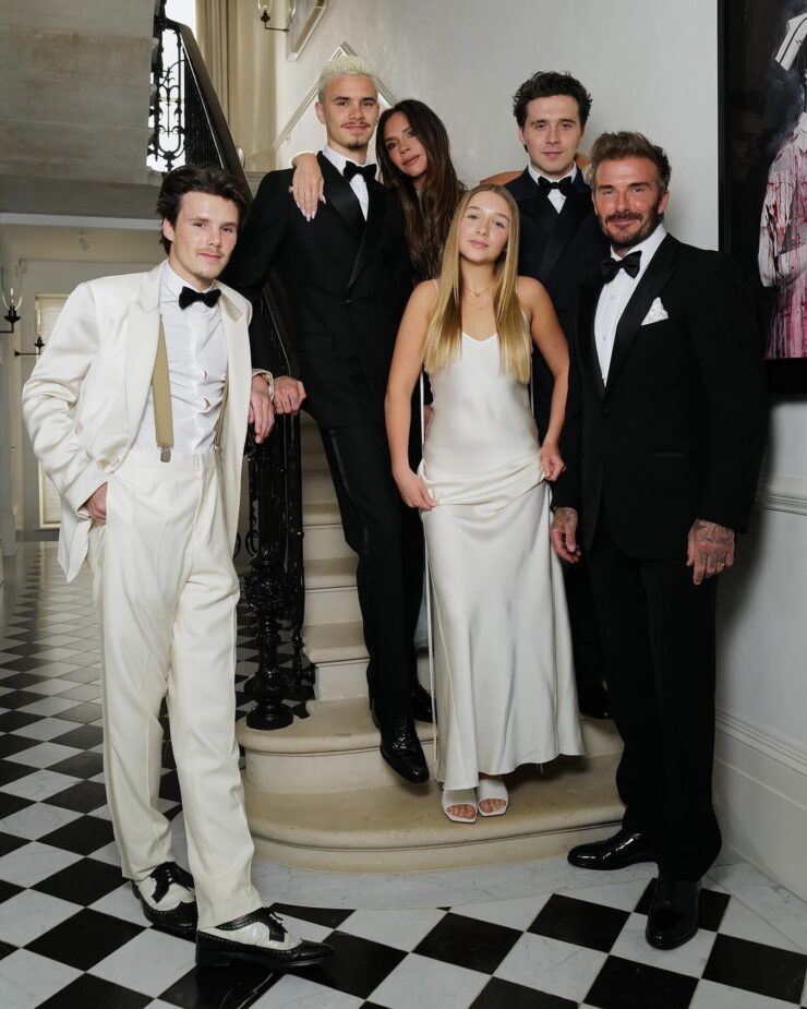 David Beckham sa porodicom u crnom odelu i crnom leptir mašnom